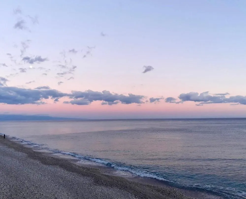Sulla Spiaggia Di Letojanni